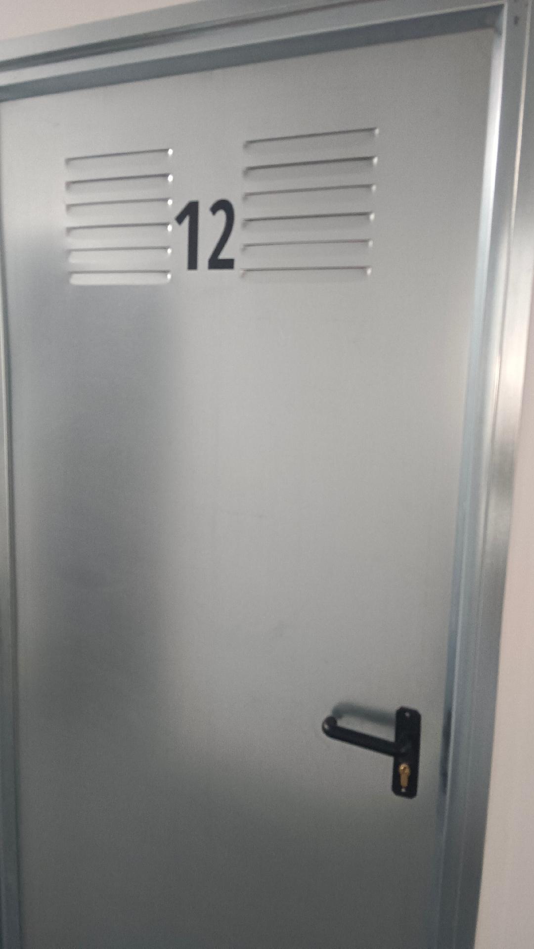 puerta trastero nº 12