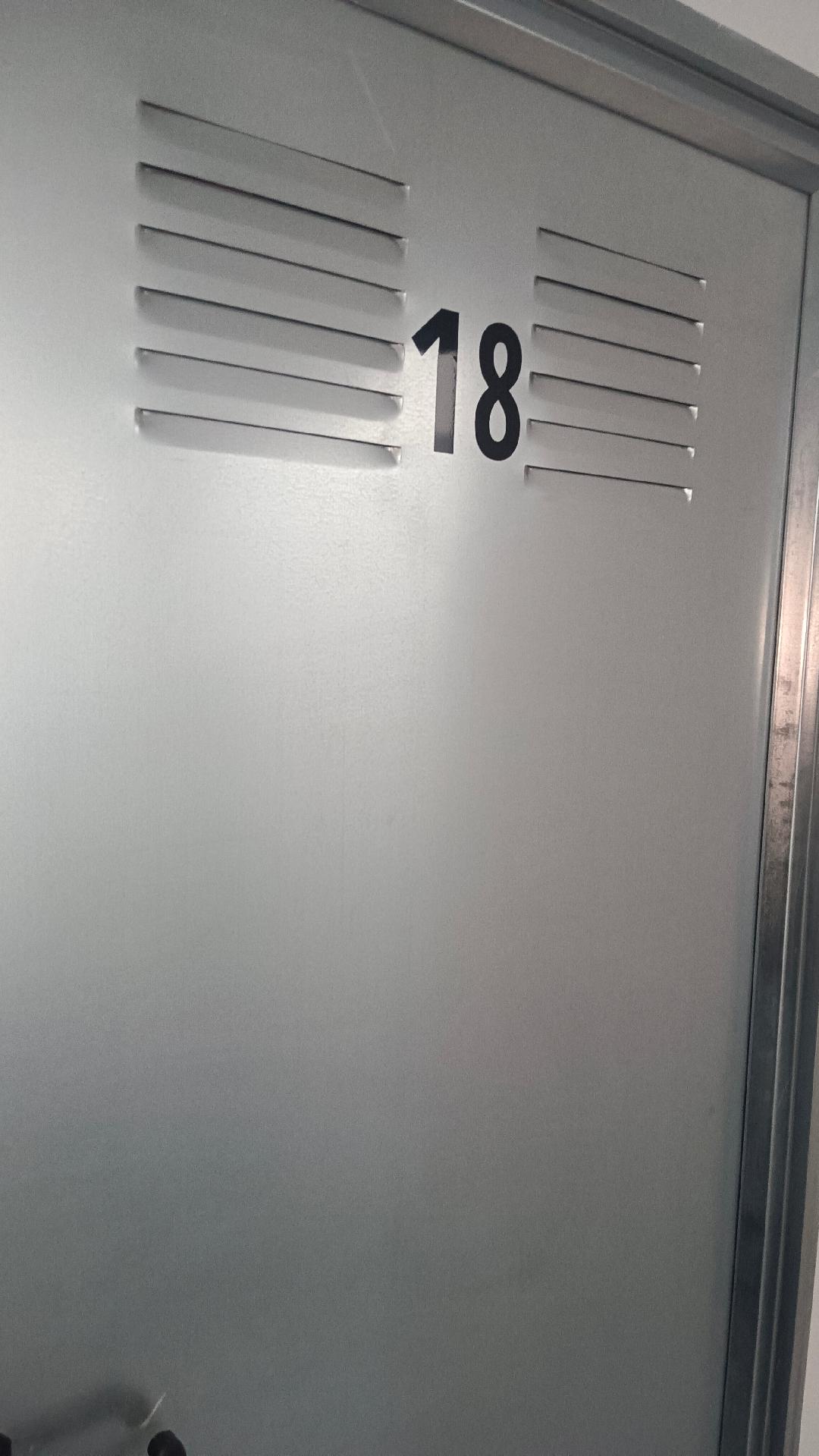 puerta trastero nº 18