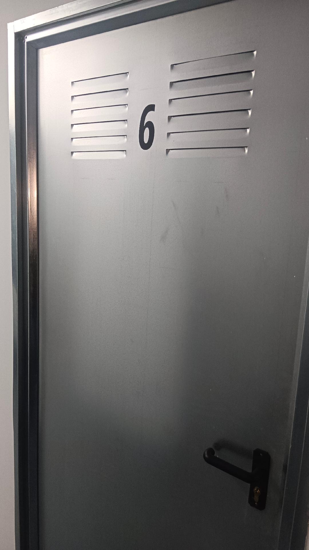 puerta trastero nº 6